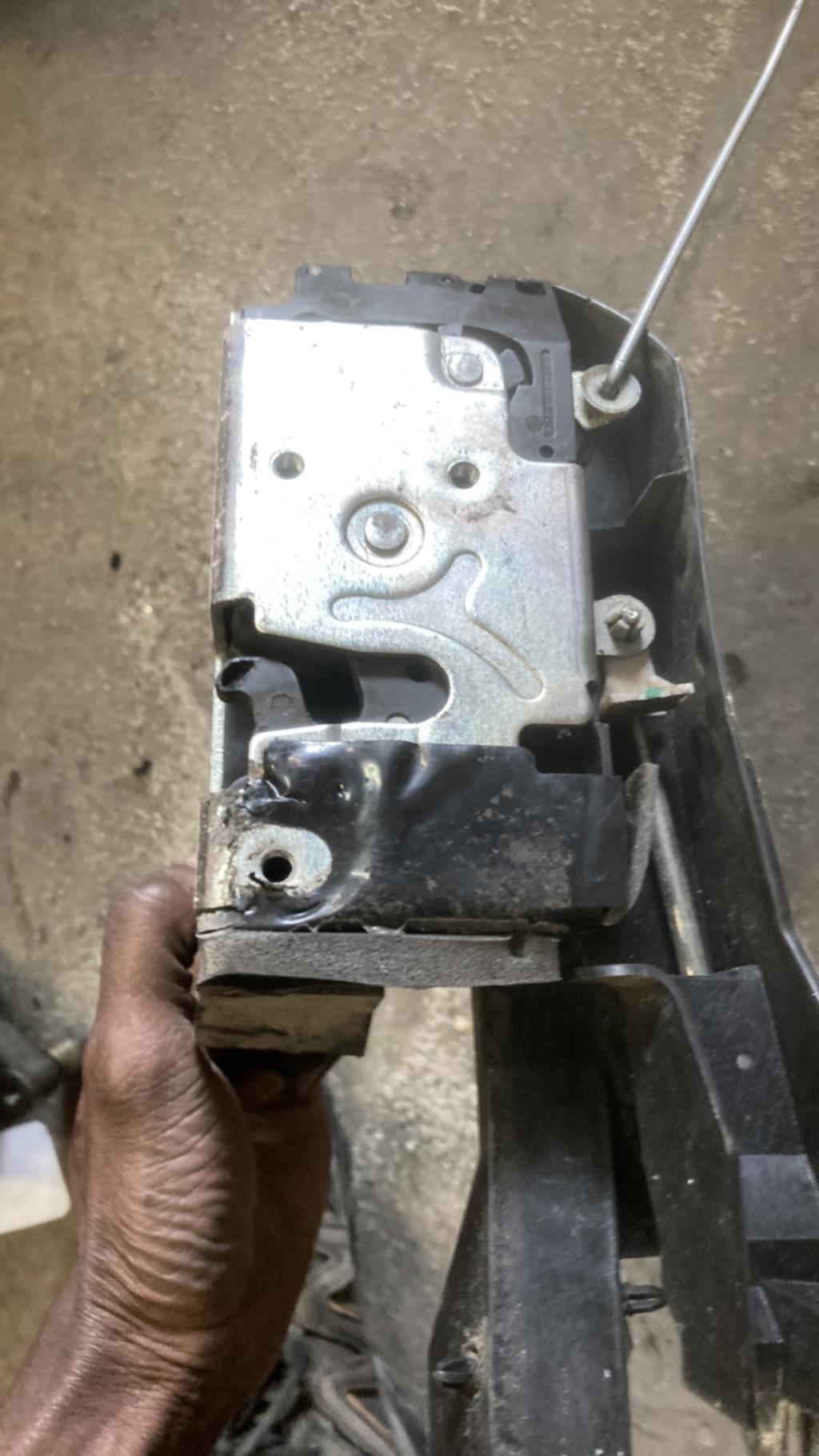 Serrure avant gauche FORD FIESTA 5 PHASE 1 Diesel - 1