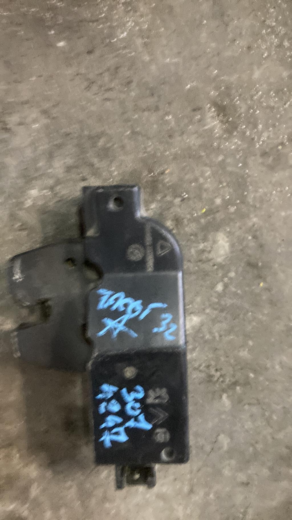 Serrure de coffre PEUGEOT 307 PHASE 1 Diesel - 1