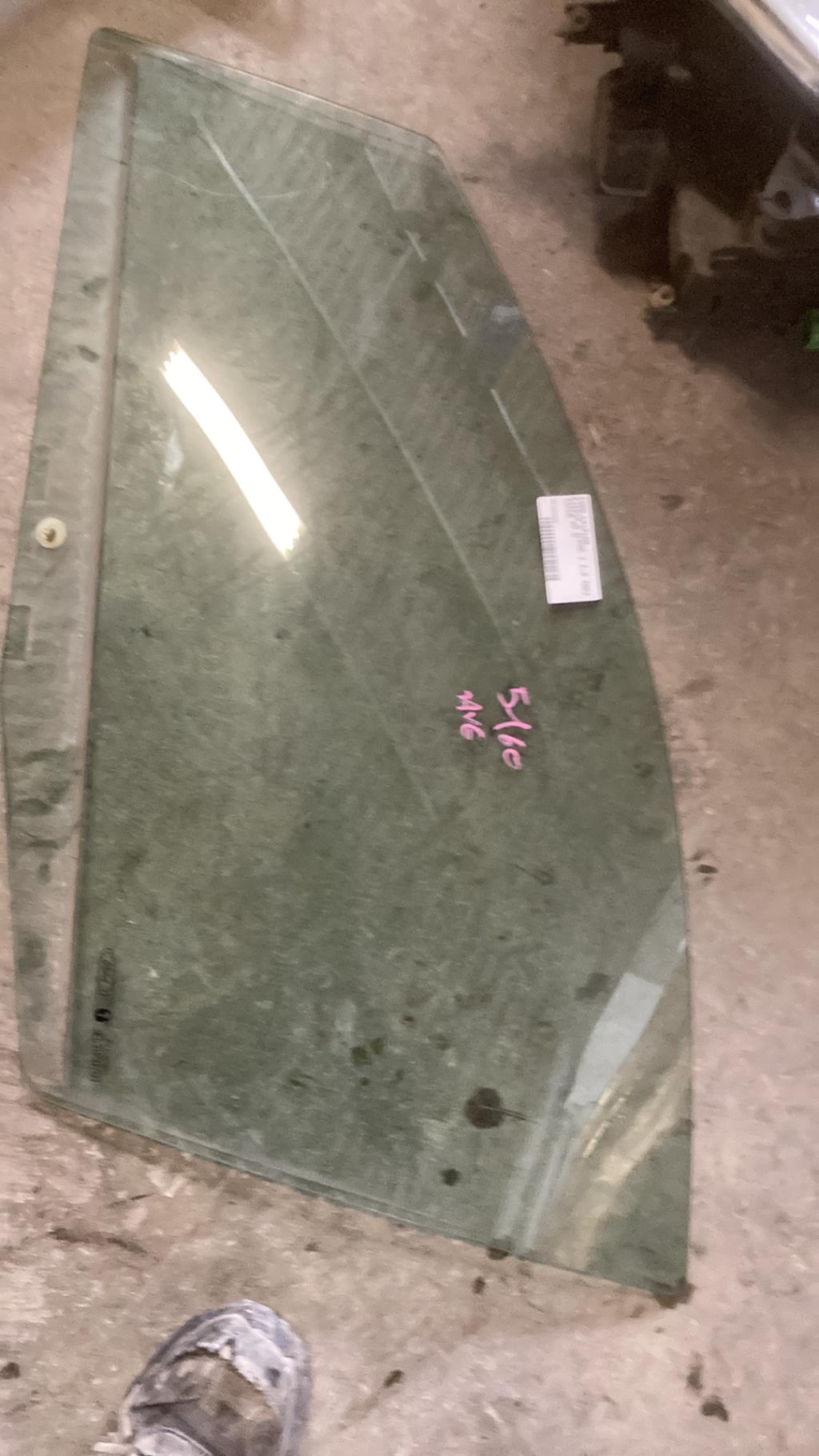 Vitre avant gauche FORD FIESTA 5 PHASE 1 Diesel - 1