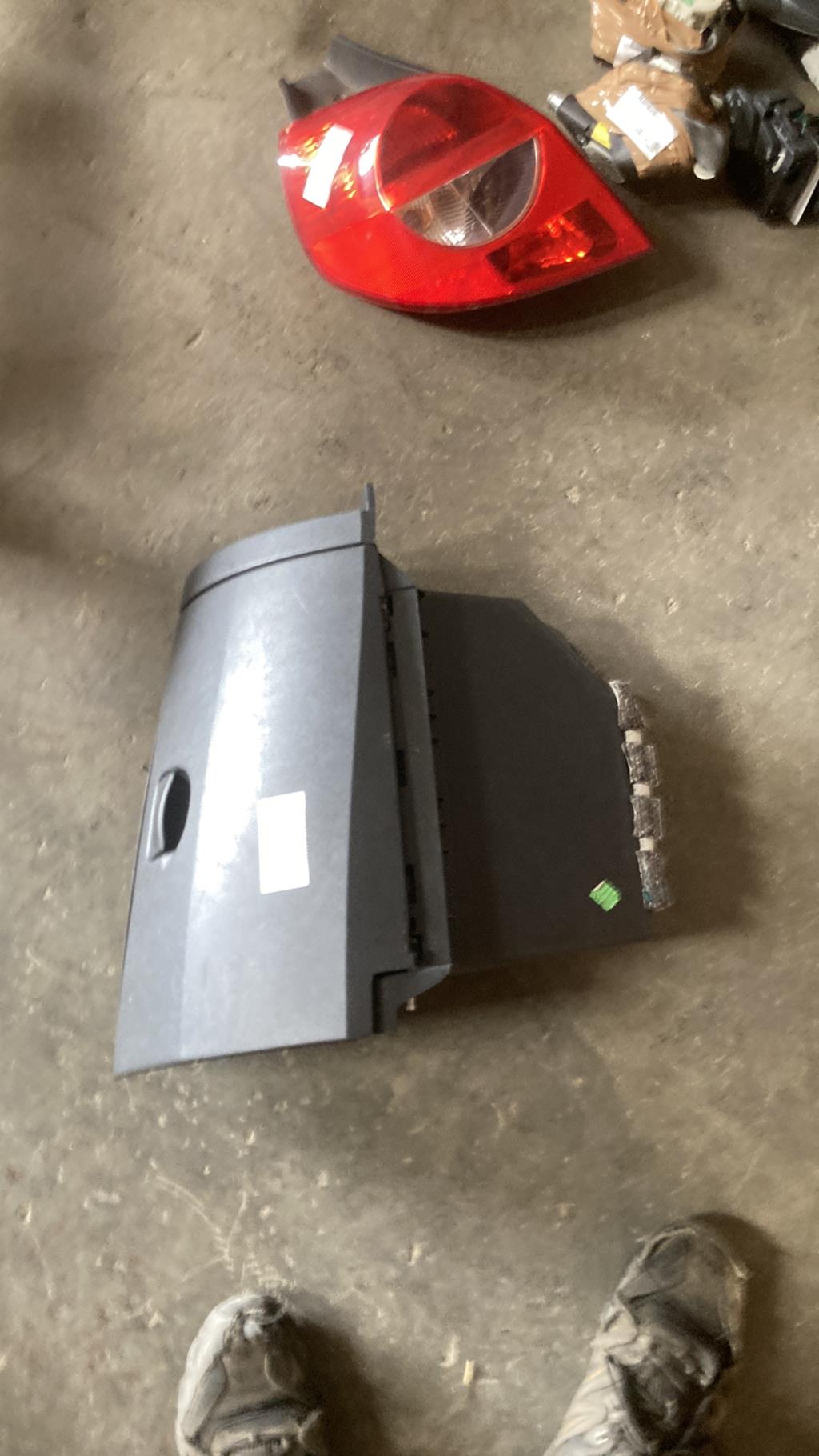 Boite a gants RENAULT CLIO 3 PHASE 1 Diesel - 1