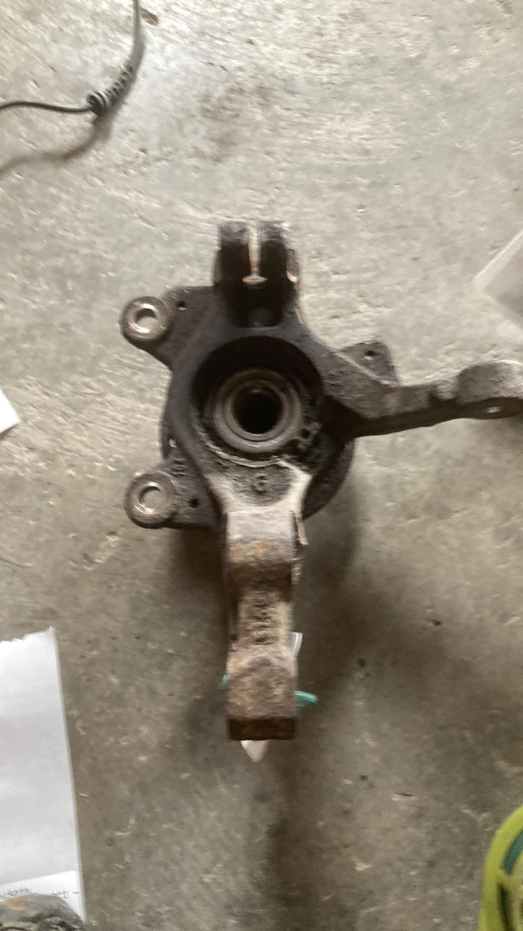 Moyeu avant gauche RENAULT CLIO 3 PHASE 1 Diesel - 1