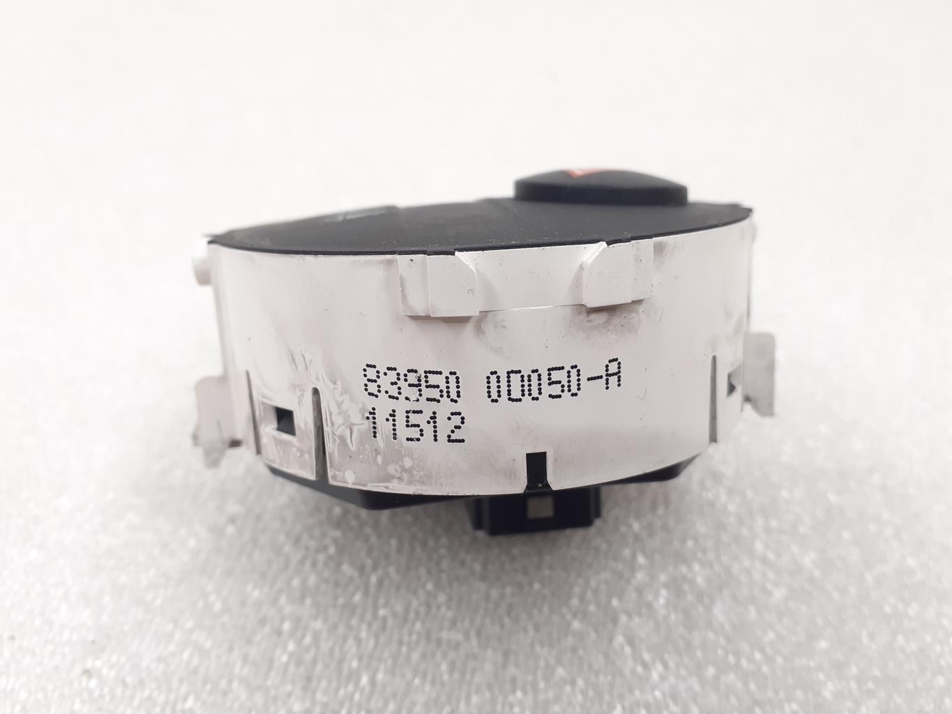 Bouton de warning TOYOTA YARIS 3 PHASE 1 Diesel - 1