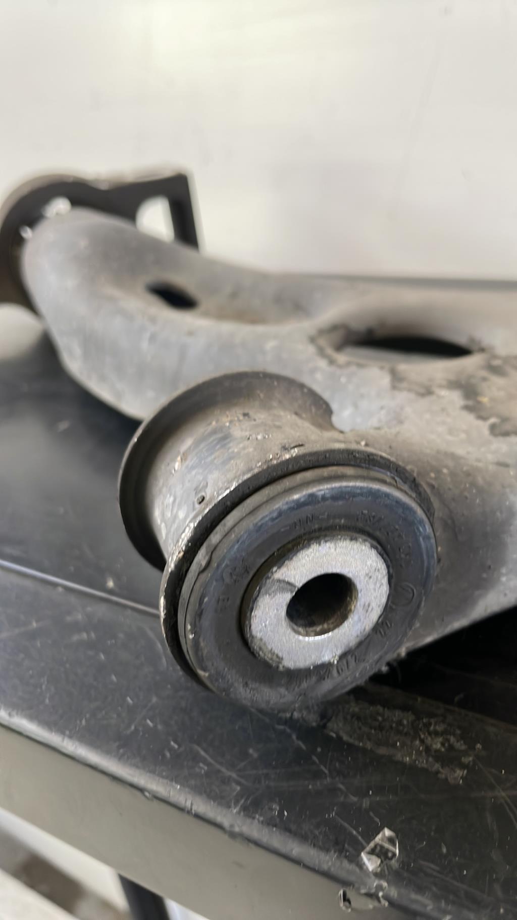 Triangle avant gauche VOLKSWAGEN GOLF 6 Diesel - 1