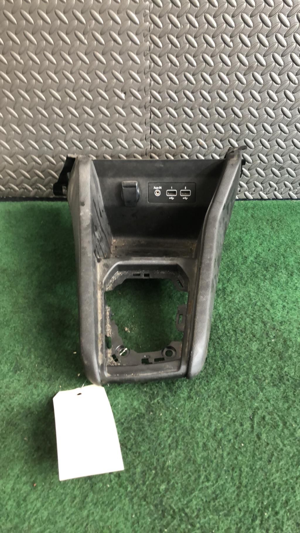 Console central (interieur plastique) RENAULT CLIO 5 PHASE 1 Diesel - 1