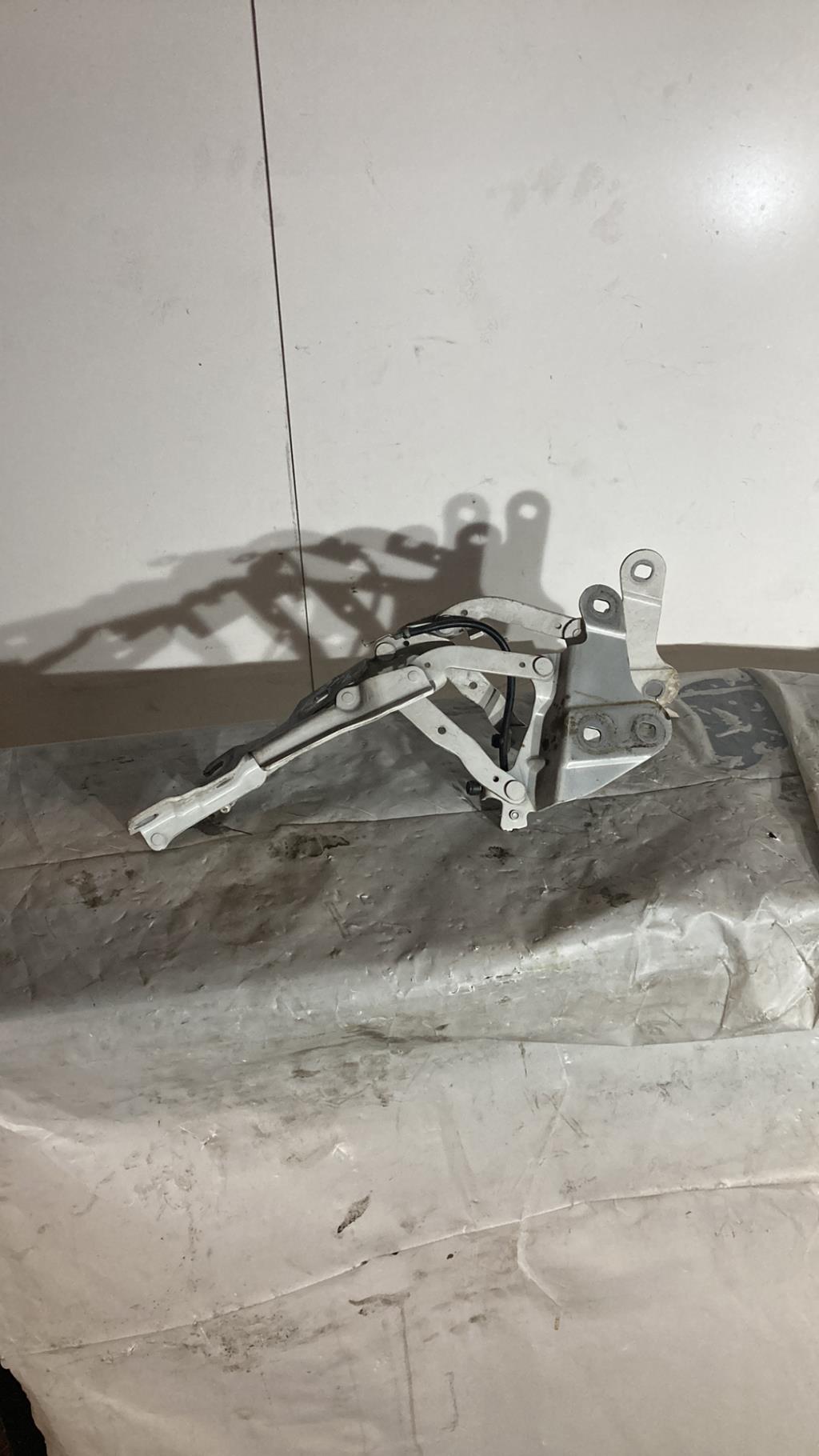 Charniere de capot BMW X1 E84 PHASE 1 Diesel - 1