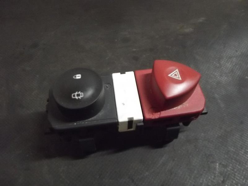 Bouton de warning RENAULT SCENIC 2 PHASE 1 Diesel - 1