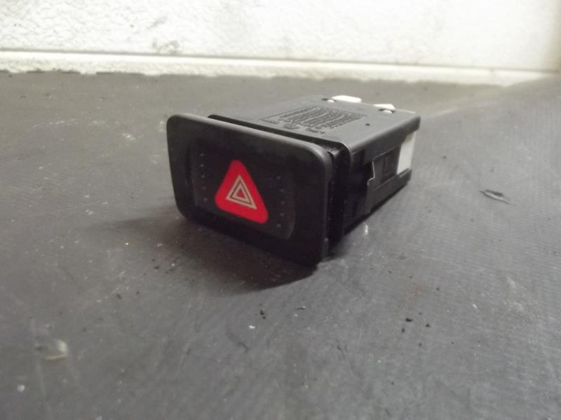 Bouton de warning VOLKSWAGEN GOLF 4 Essence - 1