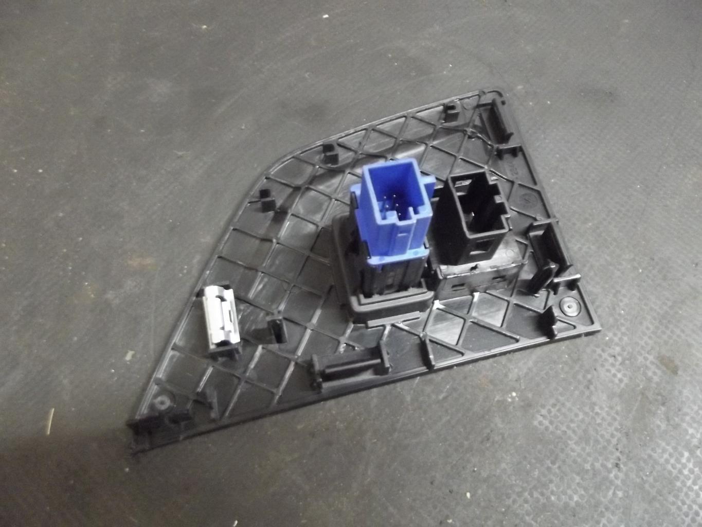 Bouton de warning VOLKSWAGEN POLO 6 PHASE 1 Essence - 1