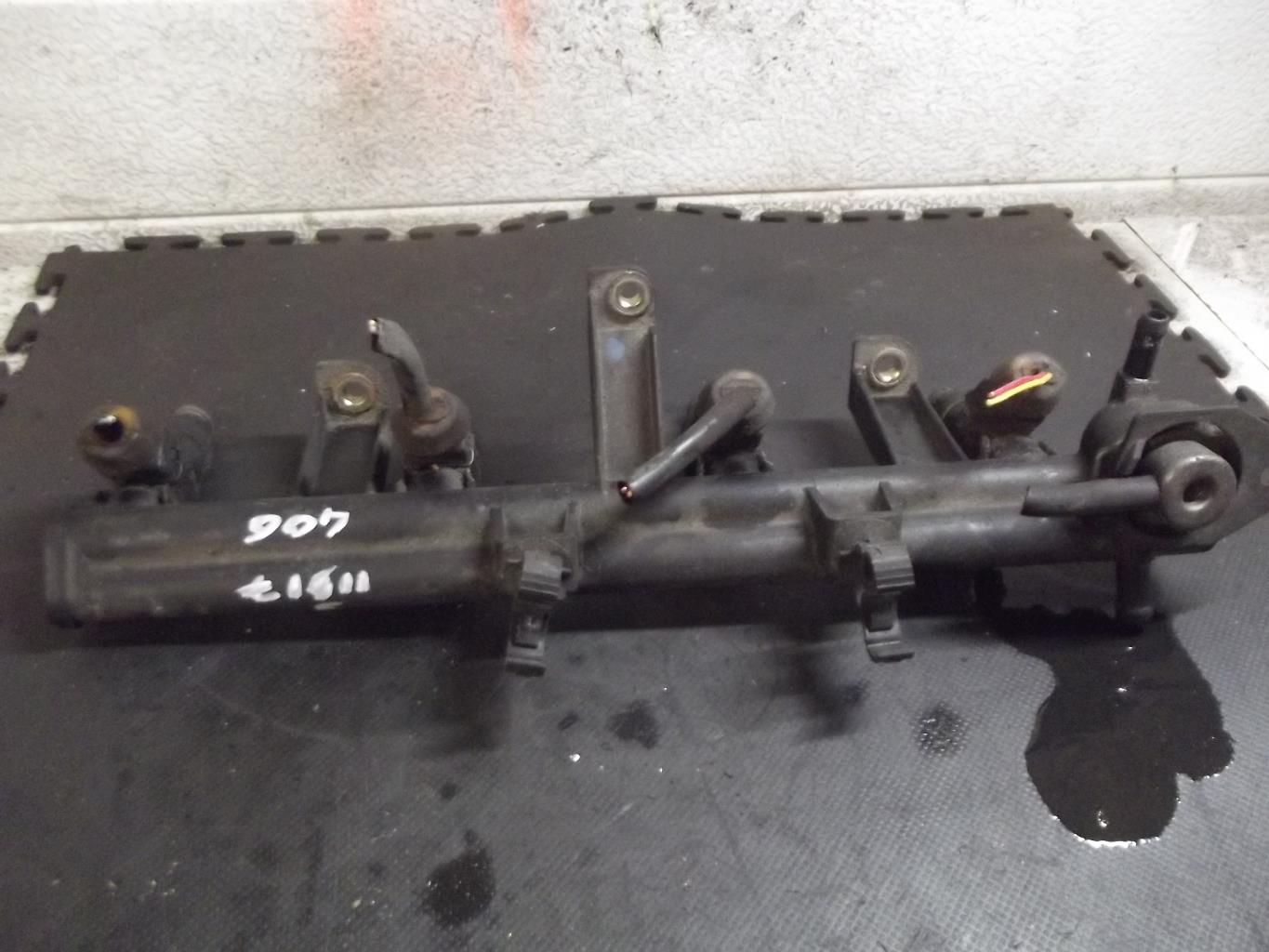 Rampe injection PEUGEOT 406 PHASE 2 BREAK Essence - 1
