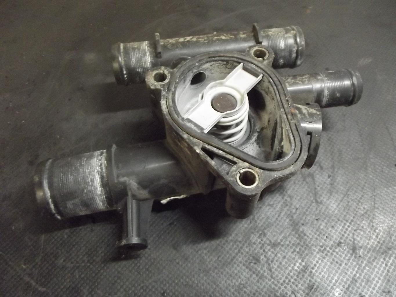 Boitier eau RENAULT MEGANE 2 PHASE 1 BREAK Diesel - 1