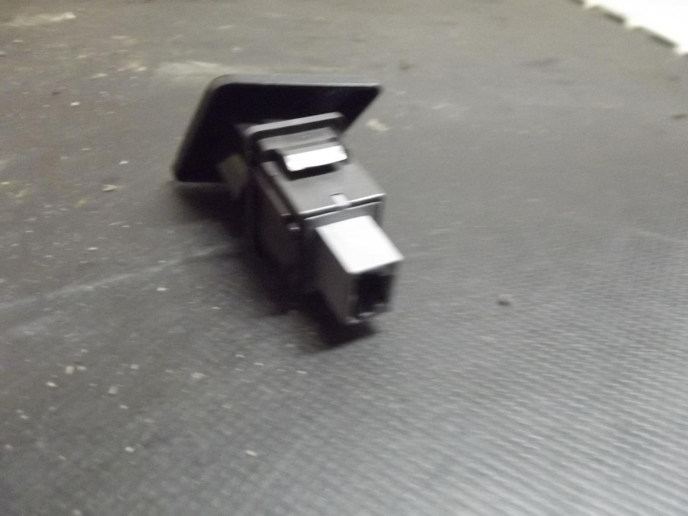 Bouton de warning TOYOTA YARIS 2 PHASE 1 Essence - 1