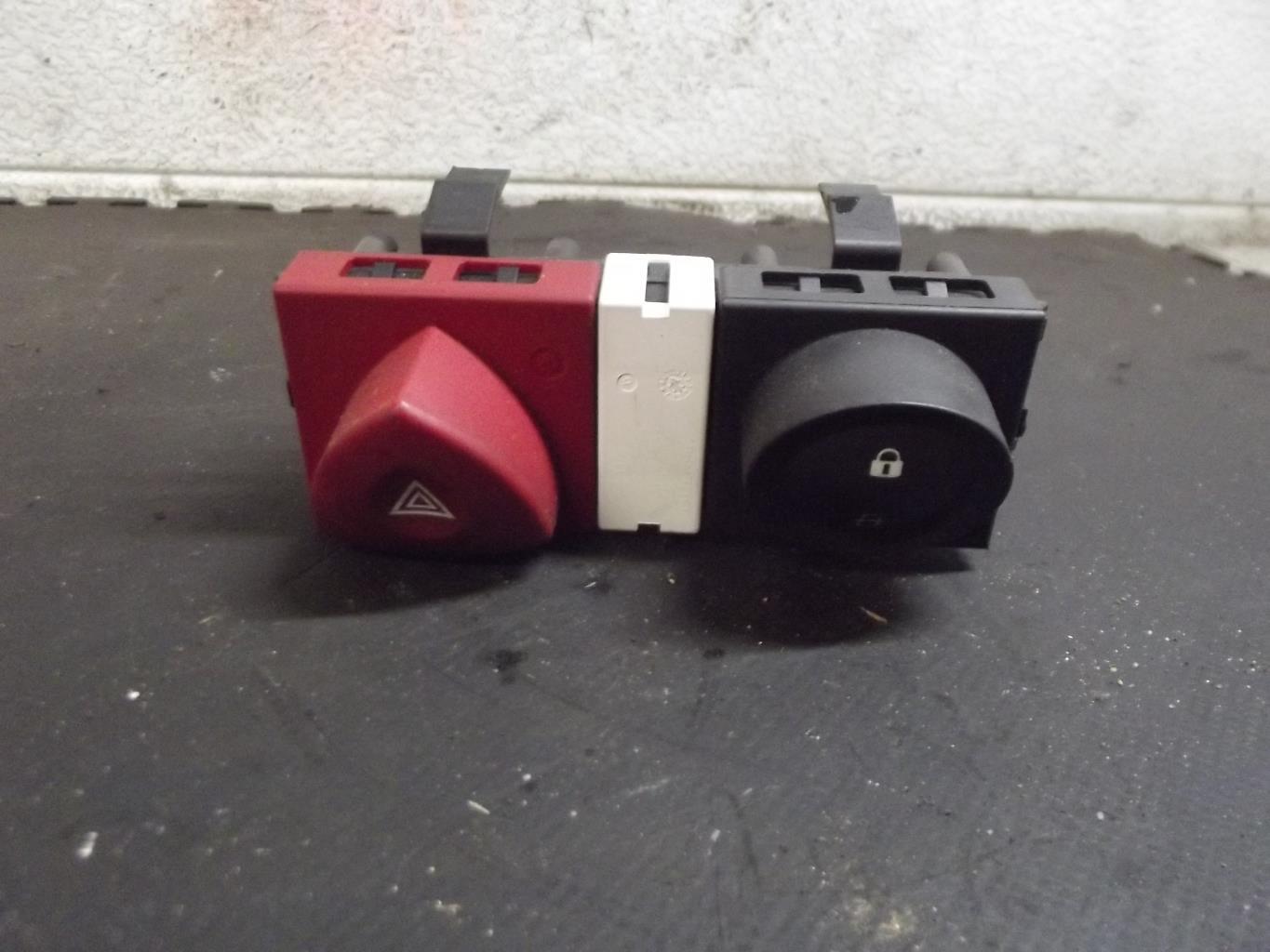Bouton de warning RENAULT MEGANE 2 PHASE 1 Diesel - 1