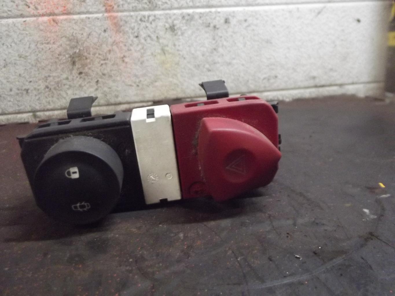 Bouton de warning RENAULT SCENIC 2 PHASE 1 Diesel - 1