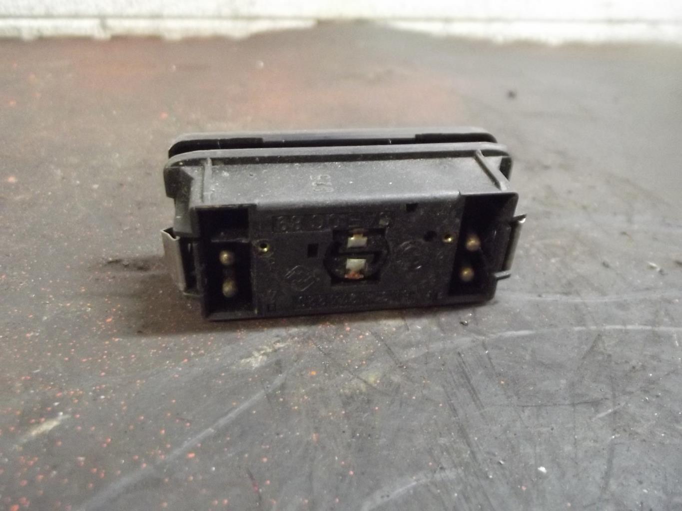 Bouton de warning BMW SERIE 3 E36 COMPACT Essence - 1