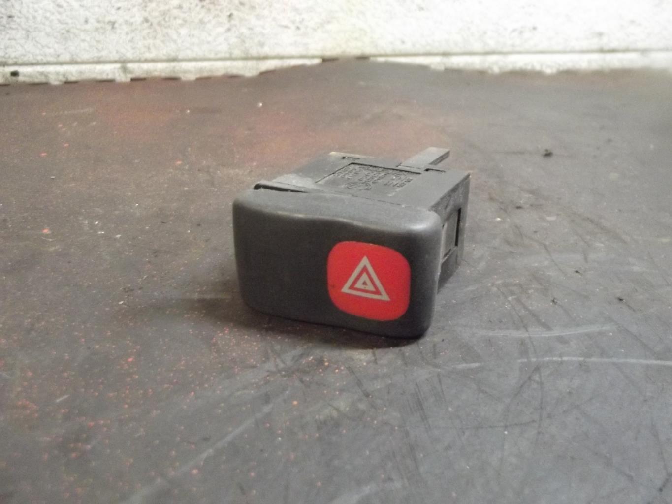 Bouton de warning VOLKSWAGEN POLO 3 PHASE 1 Essence - 1