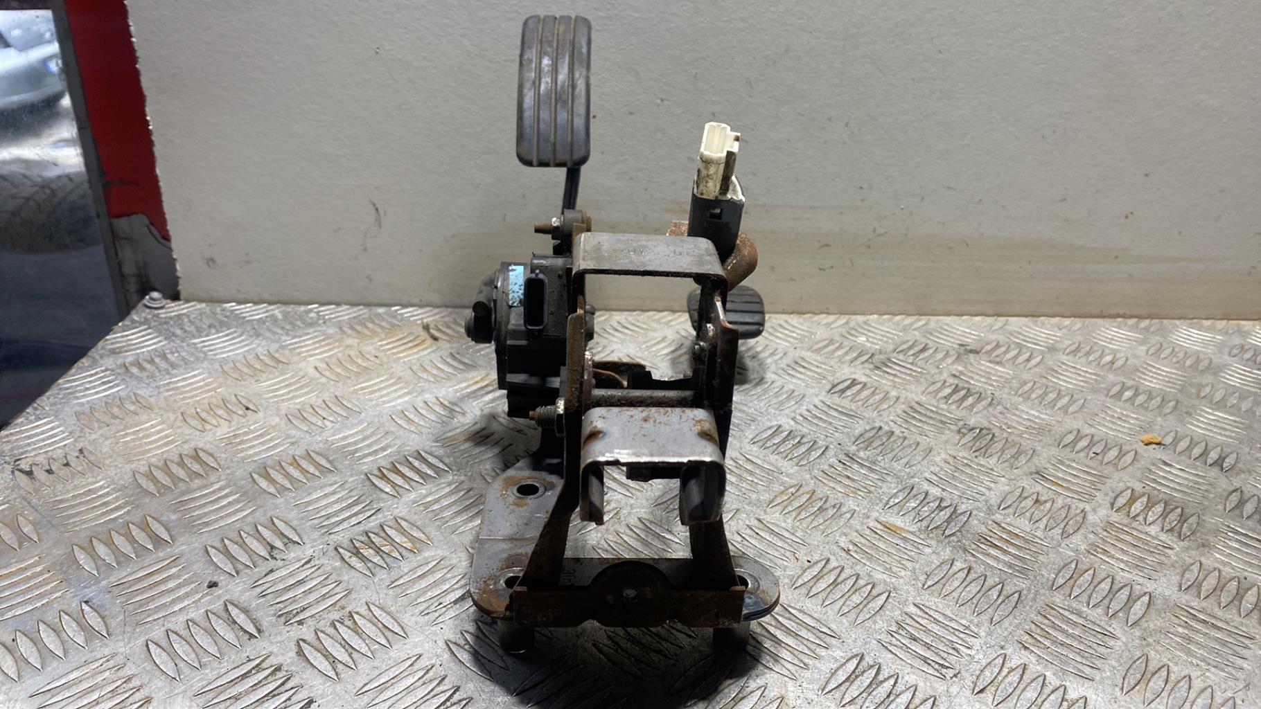 Pedale de frein RENAULT CLIO 3 PHASE 2 Diesel - 1