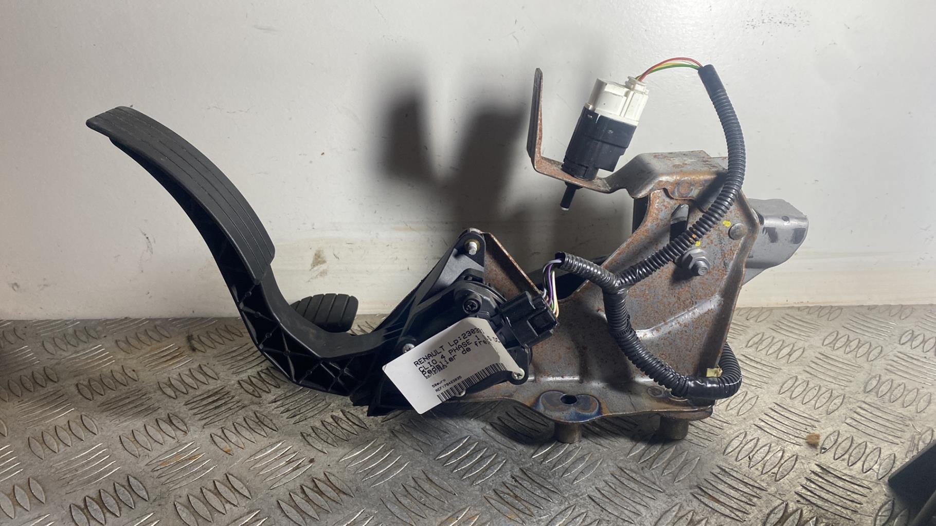 Pedale de frein RENAULT CLIO 4 PHASE 1 Diesel - 1