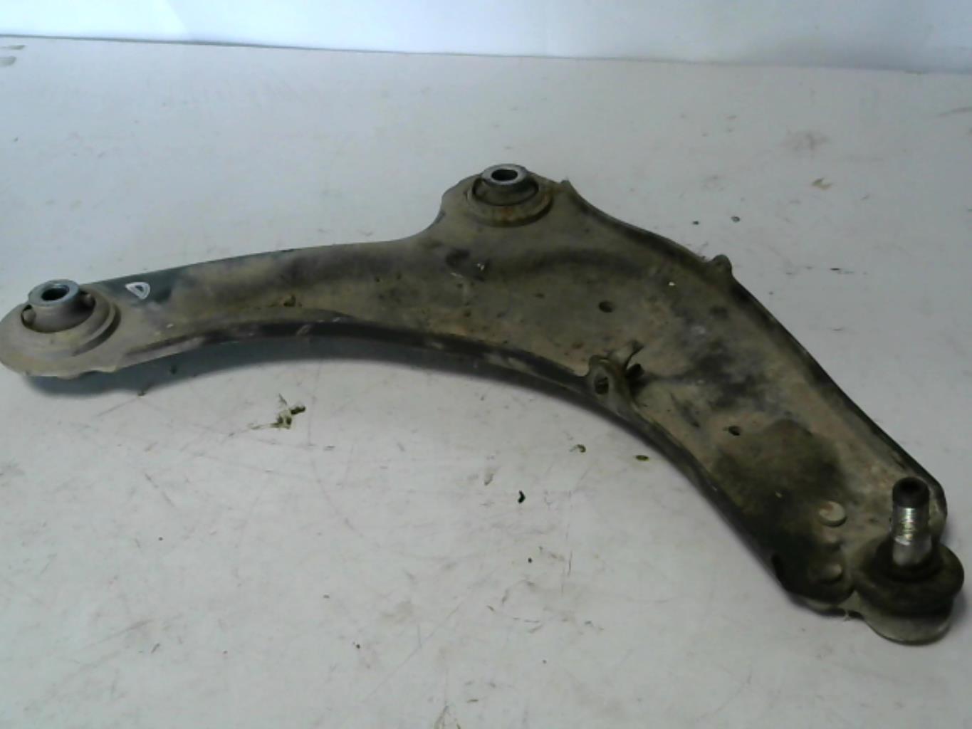 Triangolo inferiore anteriore destro AUDI A4 3 AVANT PHASE 1 BREAK Diésel - 1