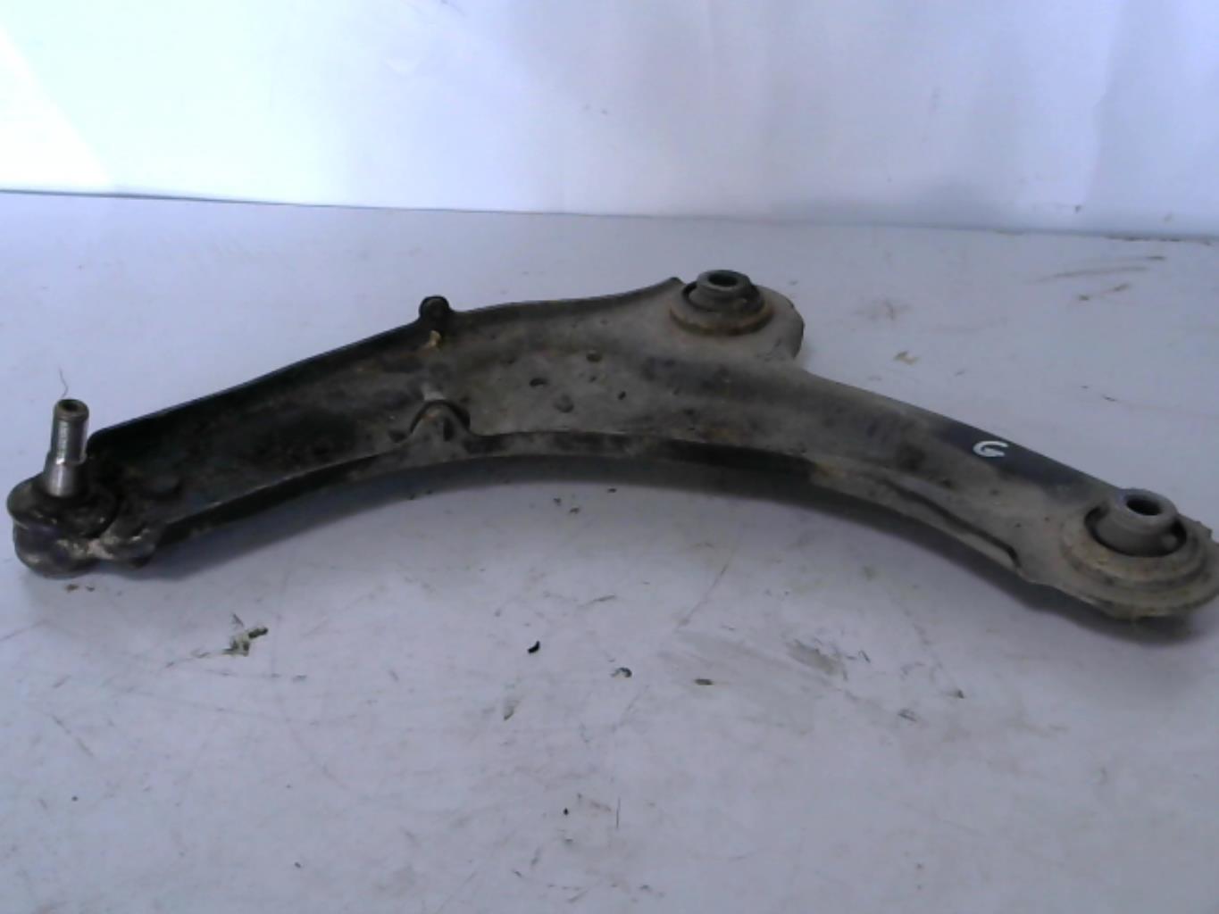 Triangolo inferiore anteriore sinistro AUDI A4 3 AVANT PHASE 1 BREAK Diésel - 1