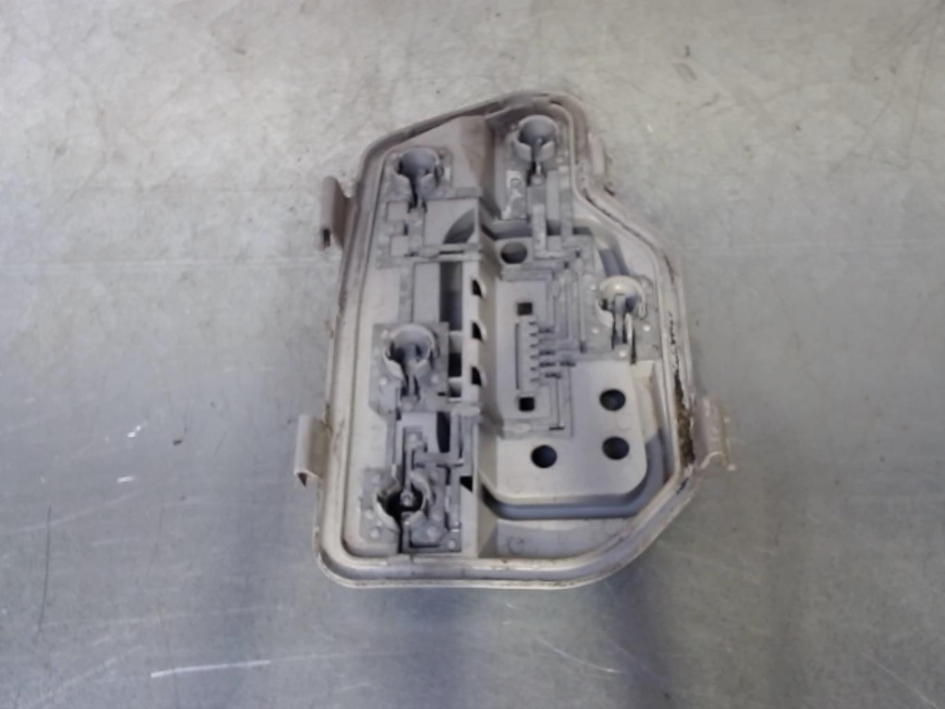 Base portalampade fanale posteriore destro VOLKSWAGEN POLO 4 PHASE 1 Diésel - 1