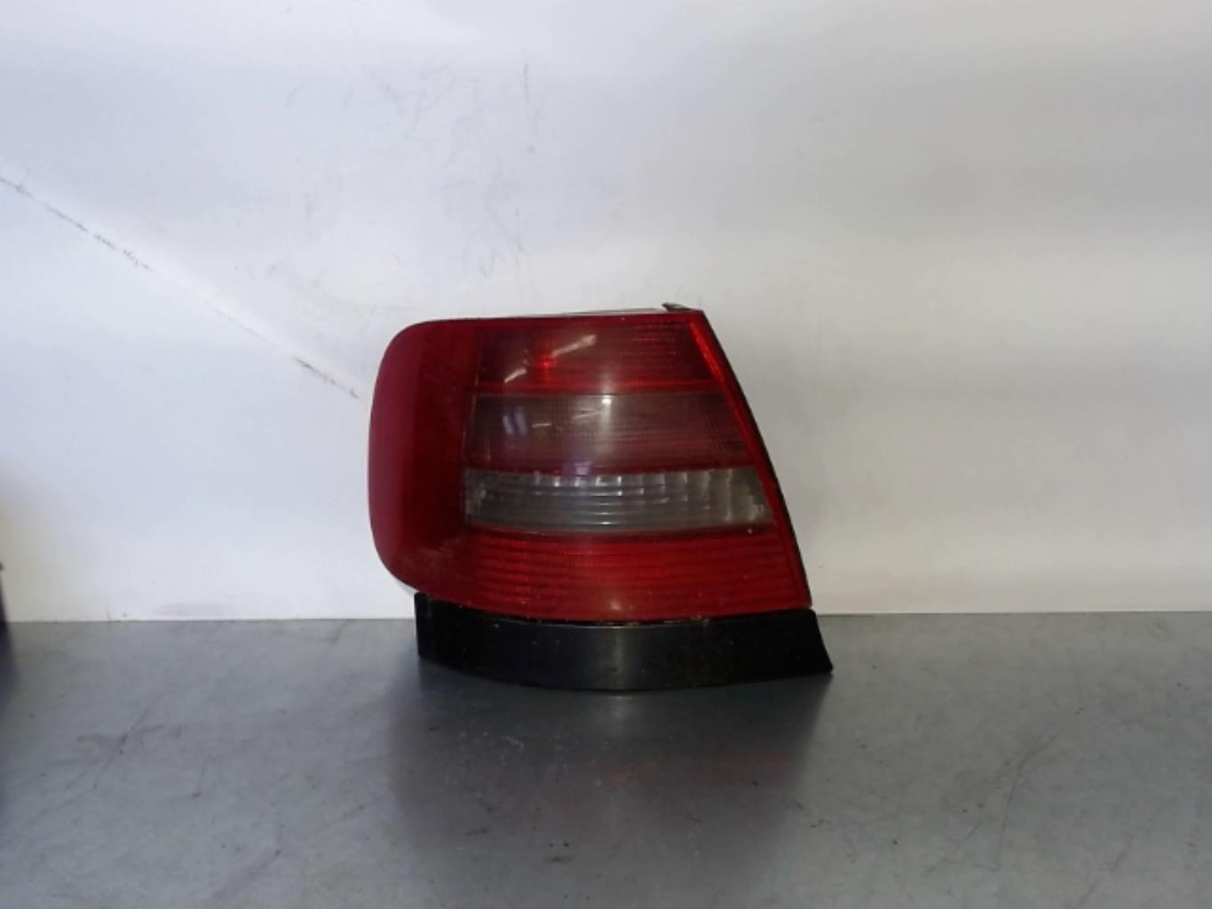 Fanale posteriore principale sinistro (luci) AUDI A4 2 AVANT PHASE 1 BREAK Diésel - 1
