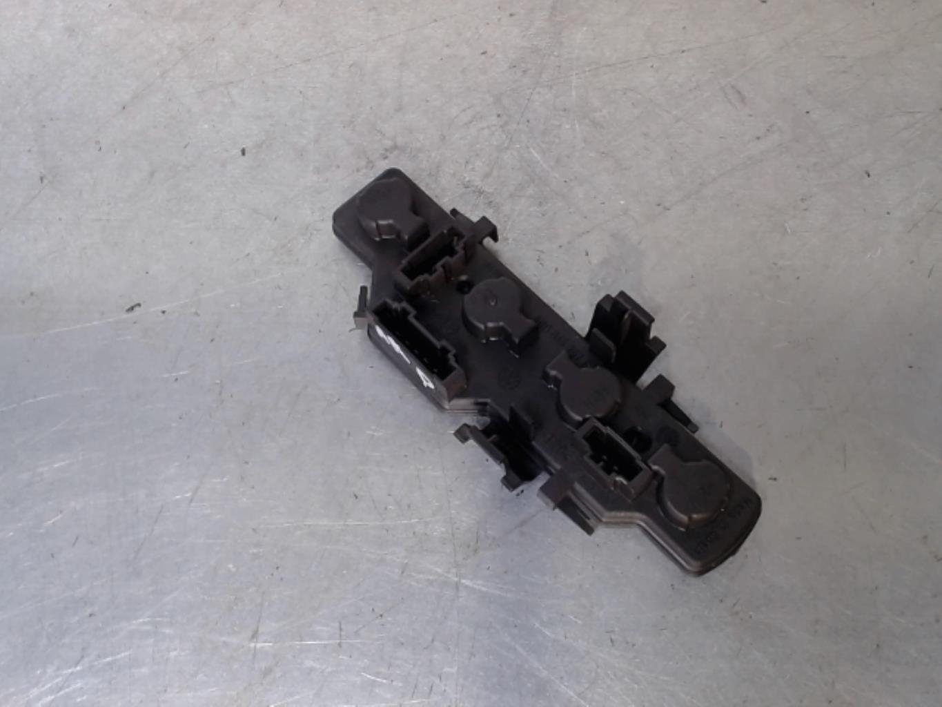 Base portalampade fanale posteriore destro VOLKSWAGEN POLO 3 PHASE 2 Gasolina - 1