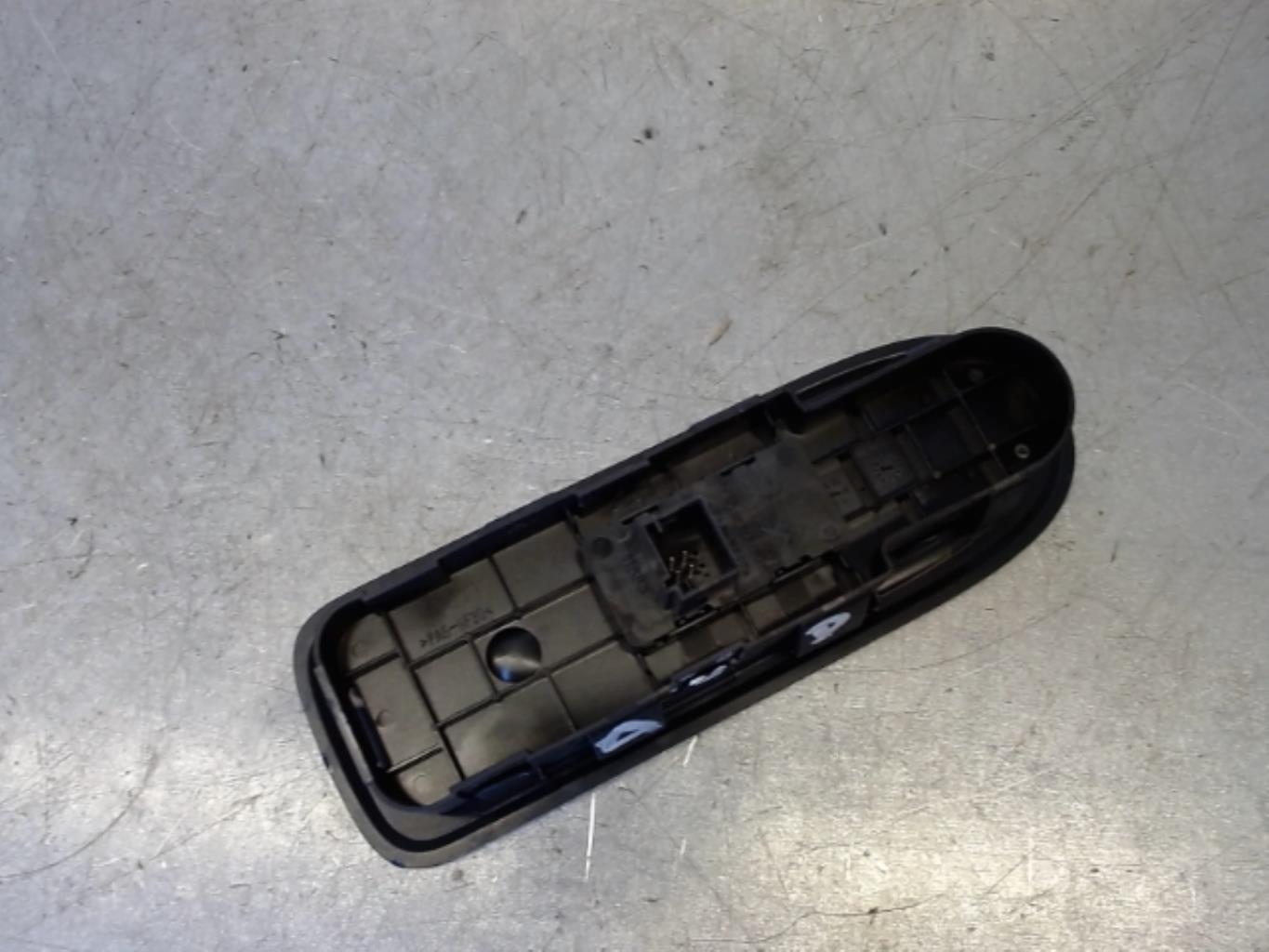 Interruttore lavacristalli anteriore destro PEUGEOT 308 1 PHASE 1 Diésel - 1