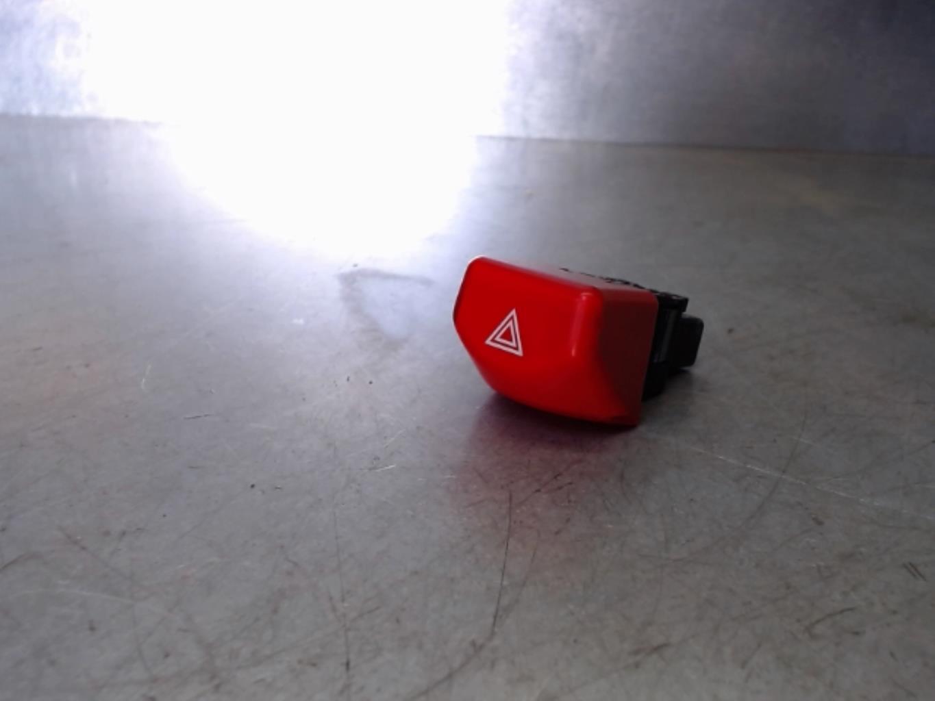 Bouton de warning NISSAN MICRA 3 PHASE 1 Essence - 1