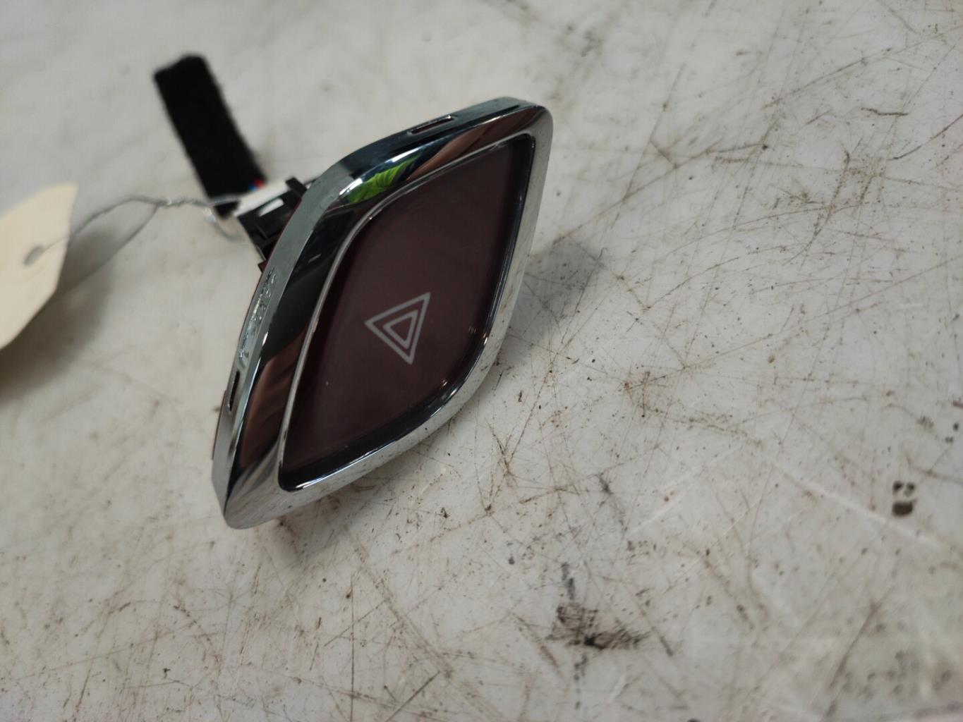 Bouton de warning DS DS3 PHASE 3 Essence - 1