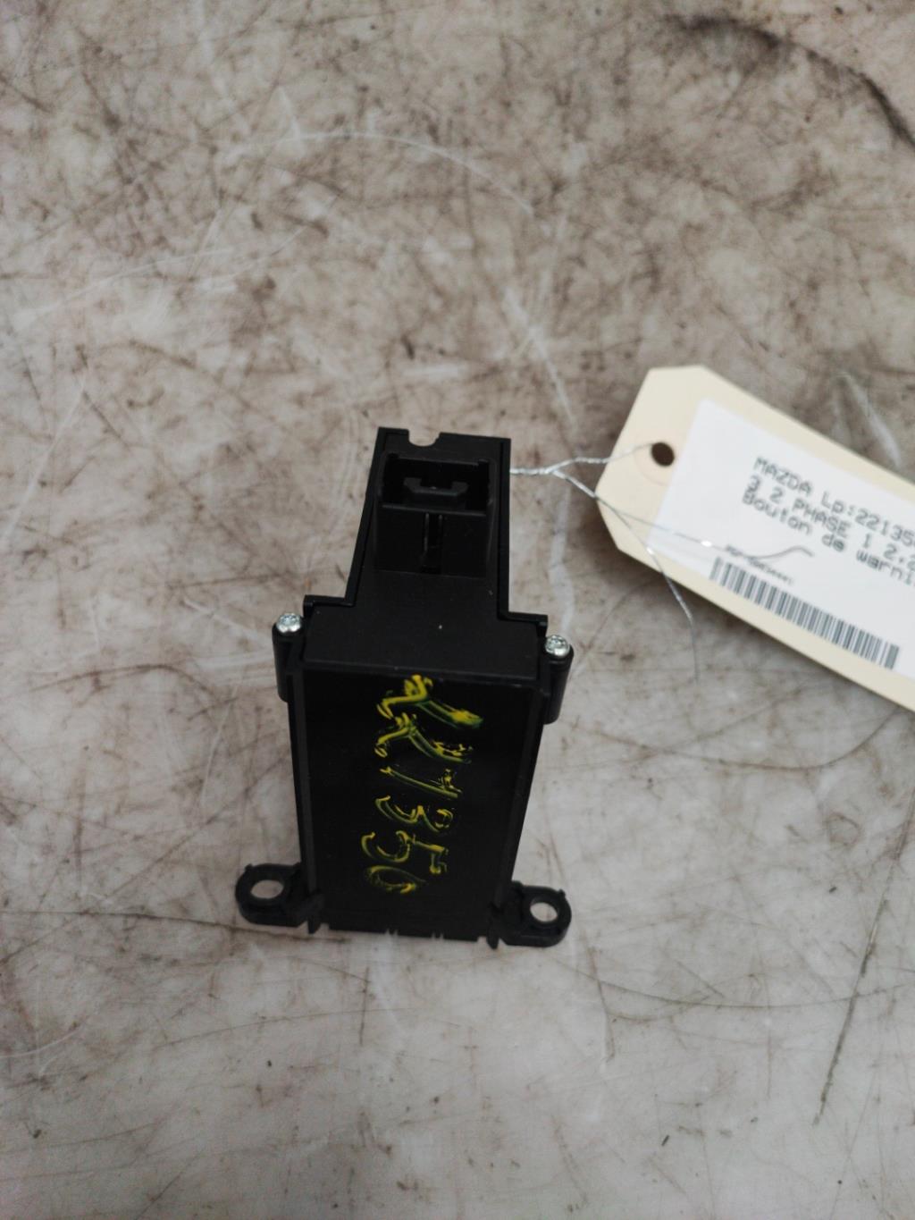 Bouton de warning MAZDA 3 2 PHASE 1 Diesel - 1