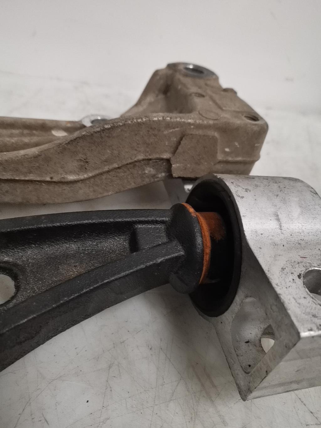 Triangolo inferiore anteriore sinistro VOLKSWAGEN PASSAT 4 PHASE 2 BREAK Diésel - 1