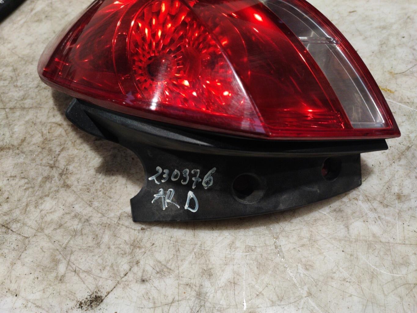 Fanale posteriore principale destro (luci) RENAULT CLIO 3 PHASE 2 BREAK Diésel - 1