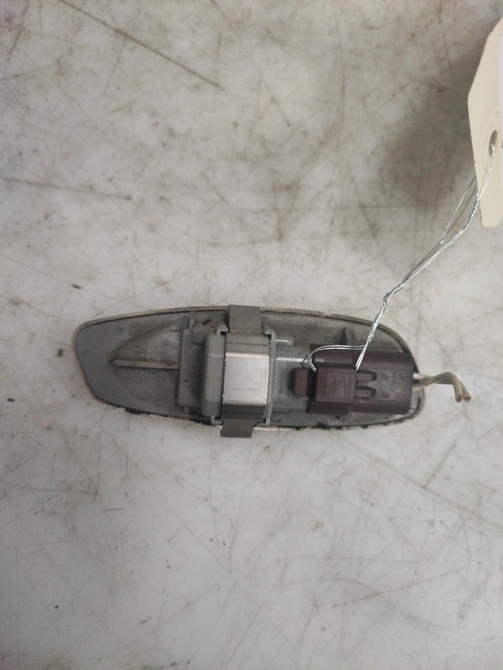 Ripetitore lampeggiante anteriore sinistro (Luci) PEUGEOT 207 PHASE 1 Diésel - 1