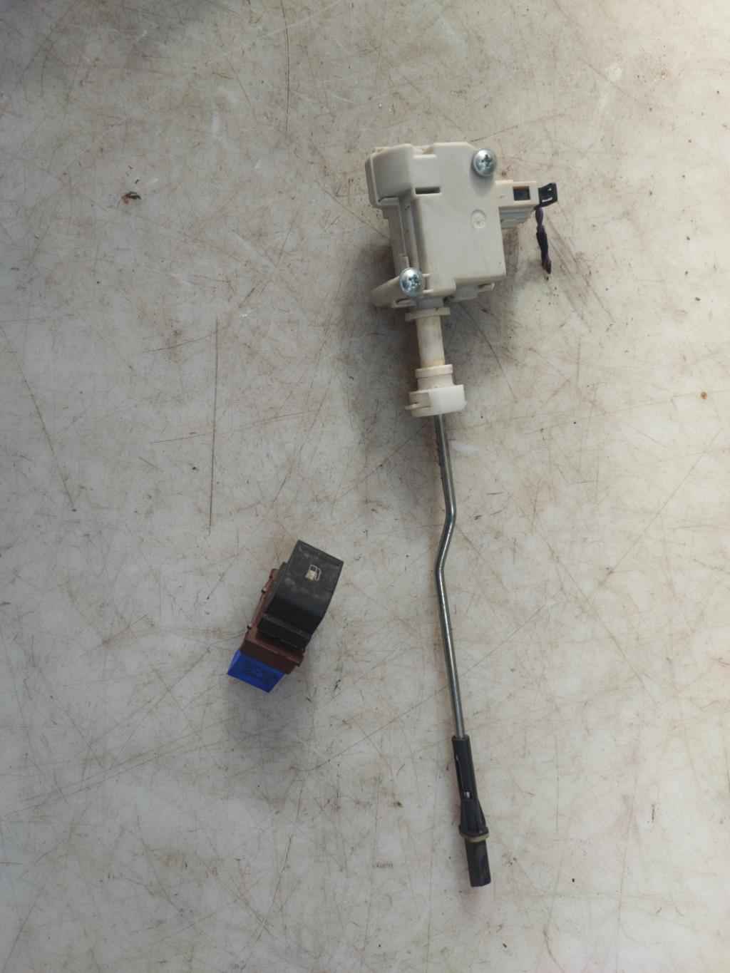 Attuatore chiavistello sportello carburante VOLKSWAGEN GOLF 5 Diésel - 1