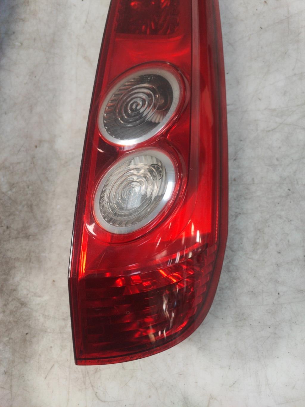 Fanale posteriore principale destro (luci) FORD FIESTA 5 PHASE 2 Diésel - 1