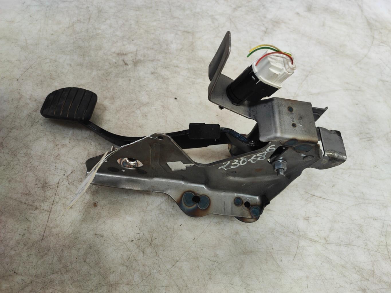 Pedale de frein RENAULT CLIO 4 PHASE 2 Diesel - 1