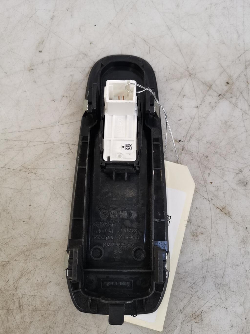 Interruttore lavacristalli anteriore destro PEUGEOT 308 2 SW PHASE 2 BREAK Diésel - 1