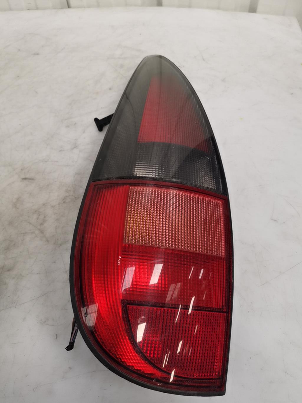 Fanale posteriore principale sinistro (luci) RENAULT LAGUNA 1 PHASE 1 BREAK Gasolina - 1