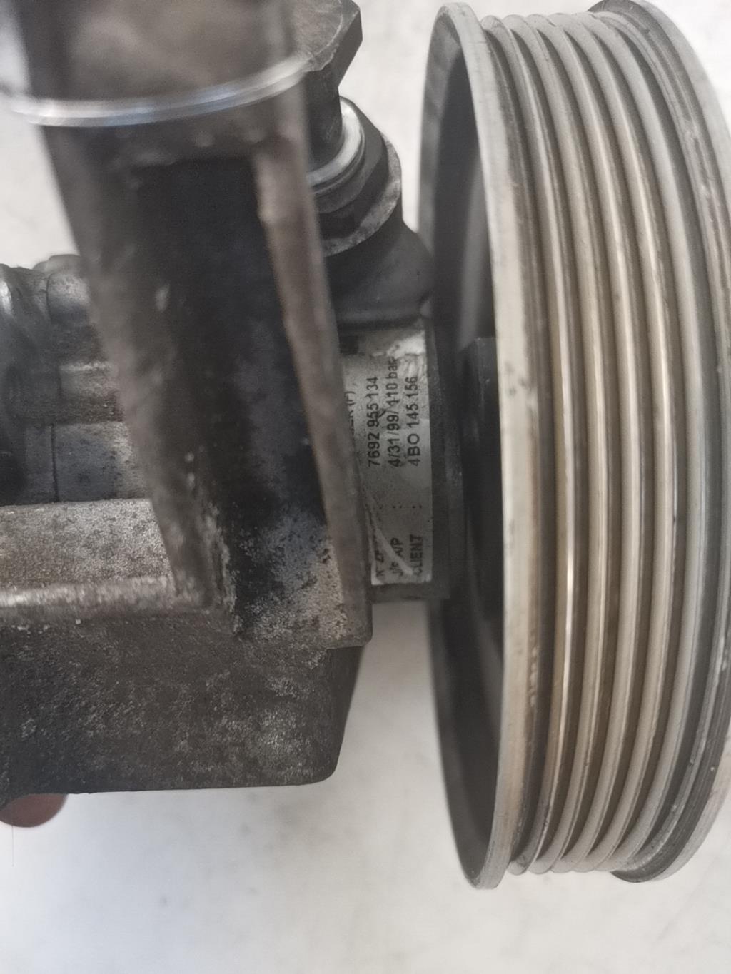 Pompe de direction AUDI A6 2 PHASE 1 Essence - 1