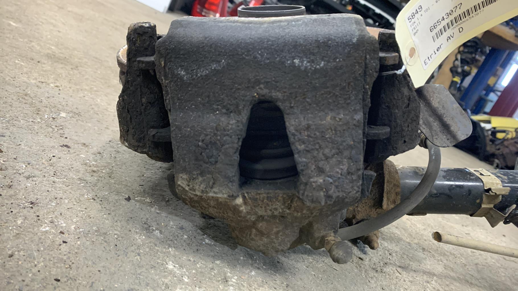 Etrier avant droit (freinage) VOLKSWAGEN FOX Diesel - 1