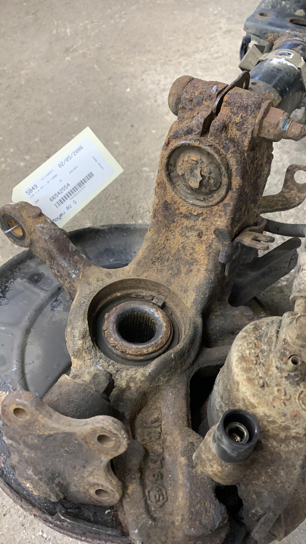 Moyeu avant gauche VOLKSWAGEN FOX Diesel - 1
