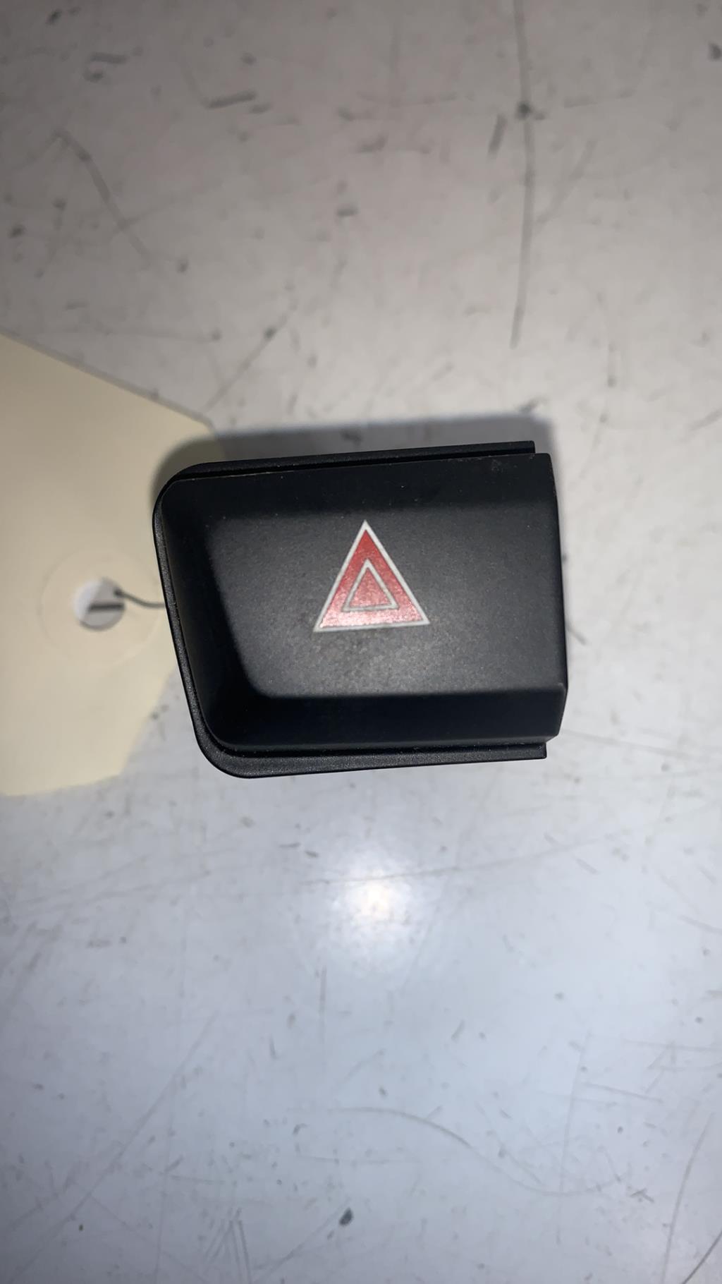 Bouton de warning PEUGEOT 208 1 PHASE 2 Diesel - 1