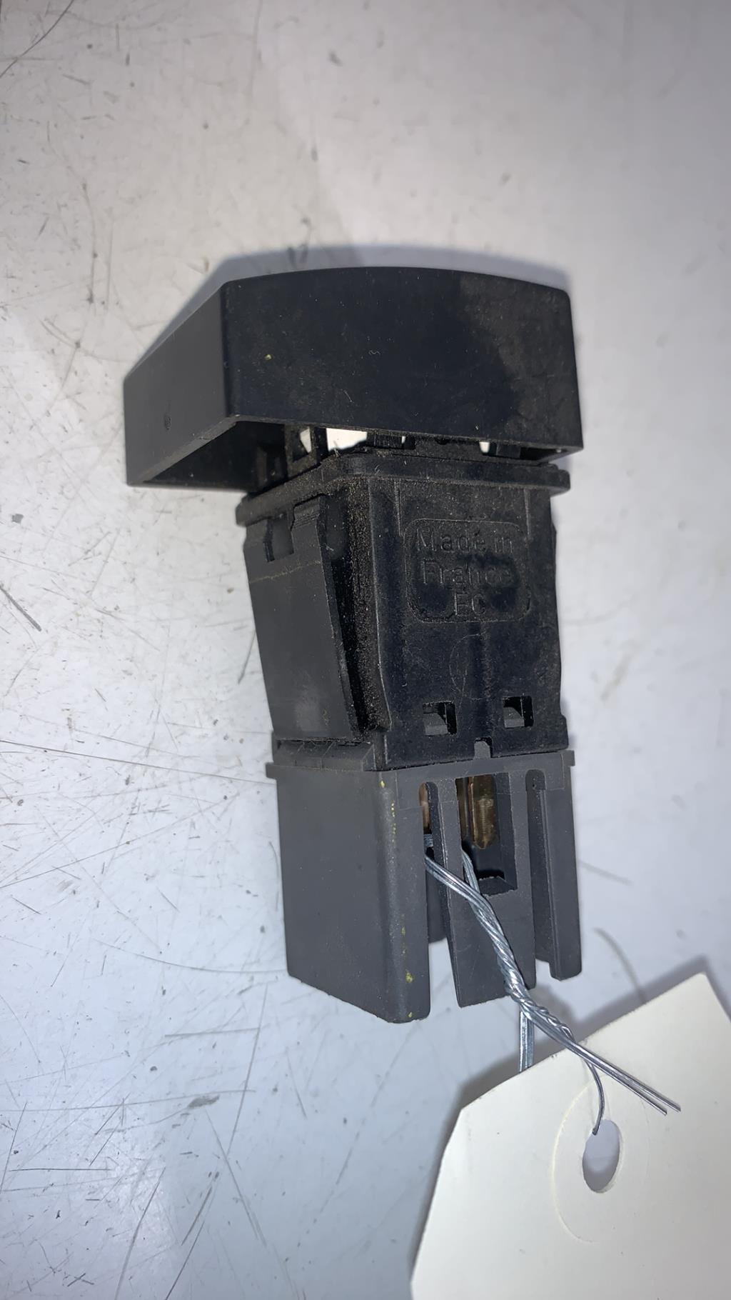Bouton de warning PEUGEOT 406 PHASE 1 BREAK Essence - 1