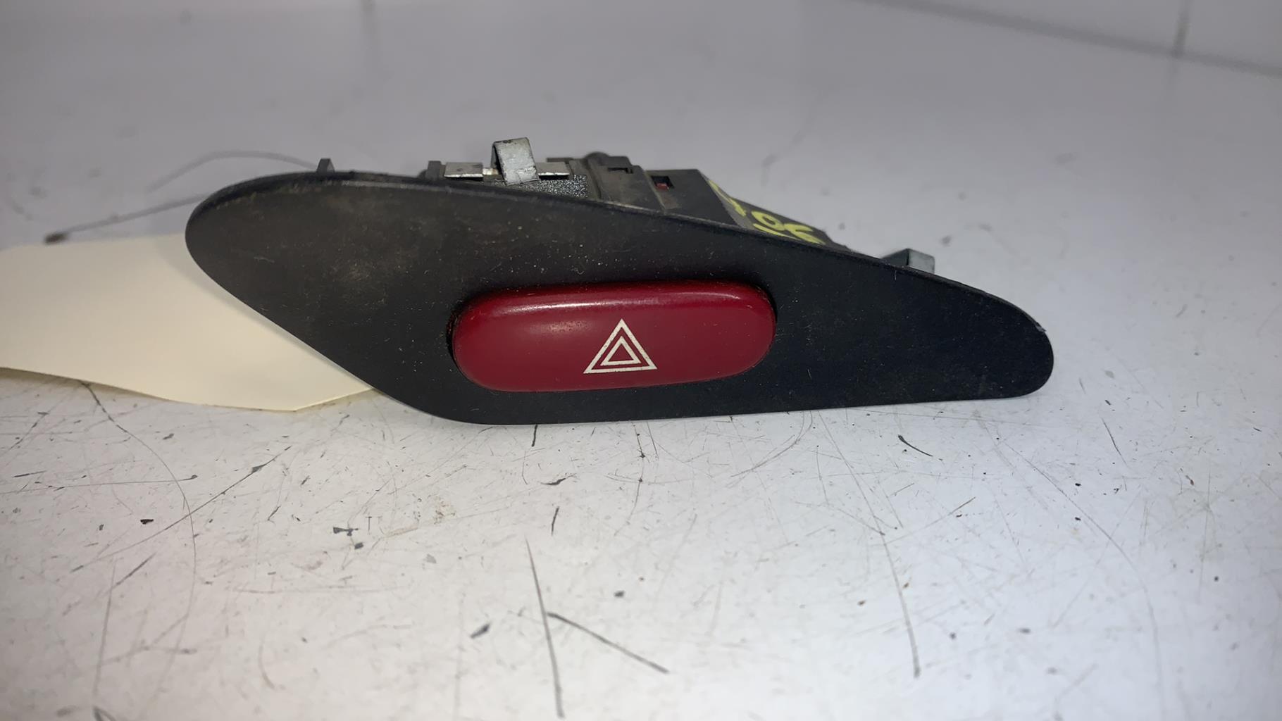 Bouton de warning PEUGEOT 406 PHASE 2 BREAK Essence - 1