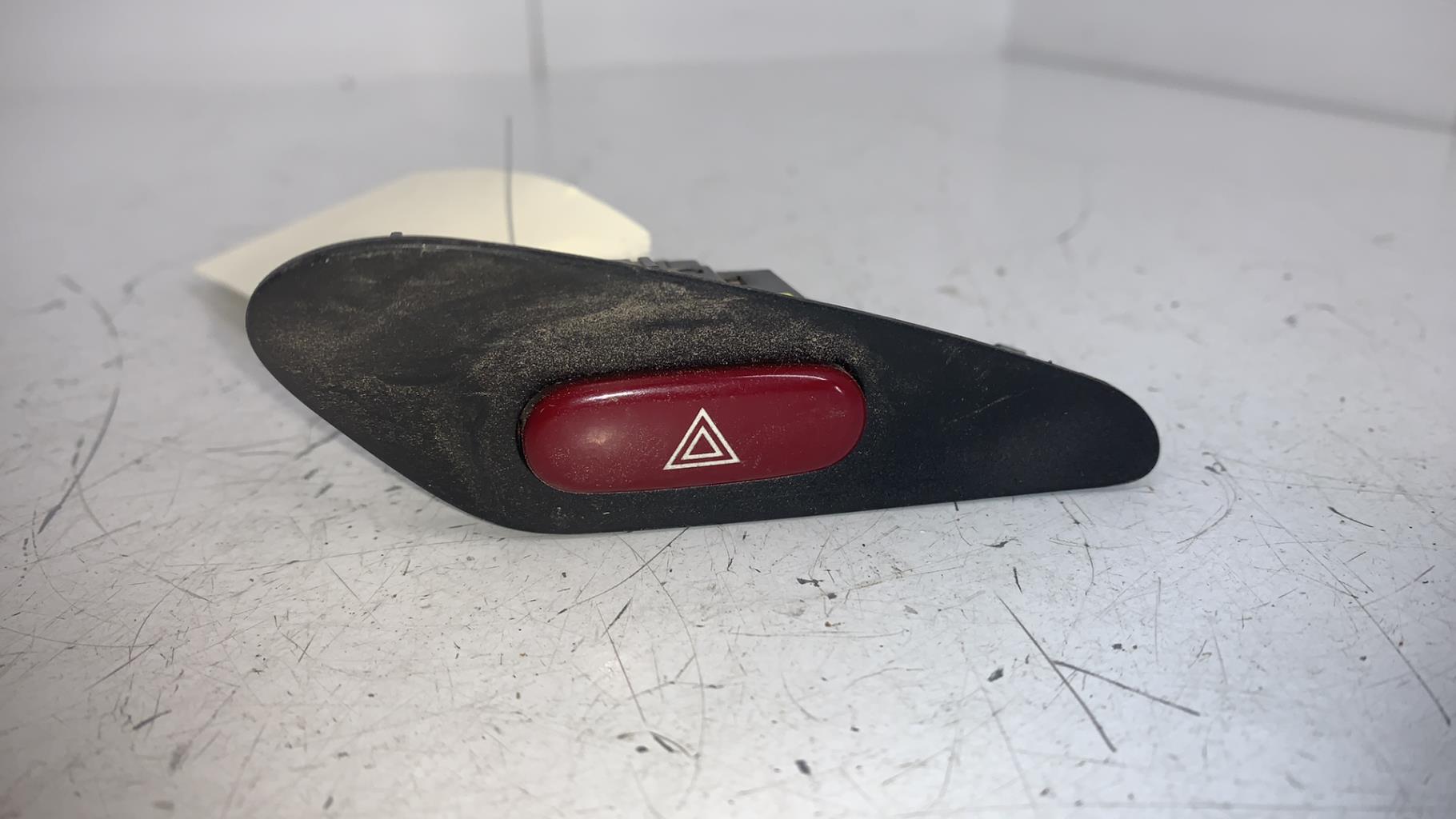 Bouton de warning PEUGEOT 406 PHASE 2 BREAK Essence - 1