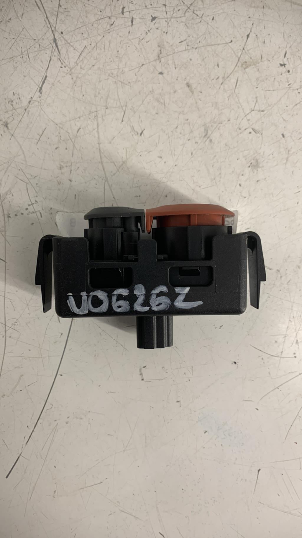 Bouton de warning RENAULT KANGOO 2 PHASE 1 Diesel - 1