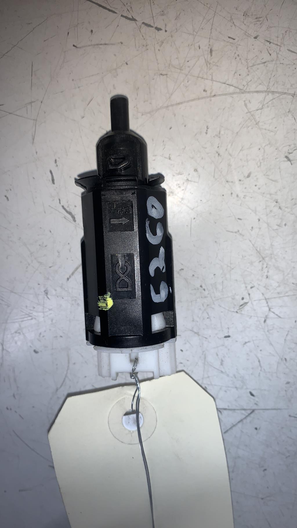 Contacteur feu stop RENAULT TWINGO 3 PHASE 1 Essence - 1