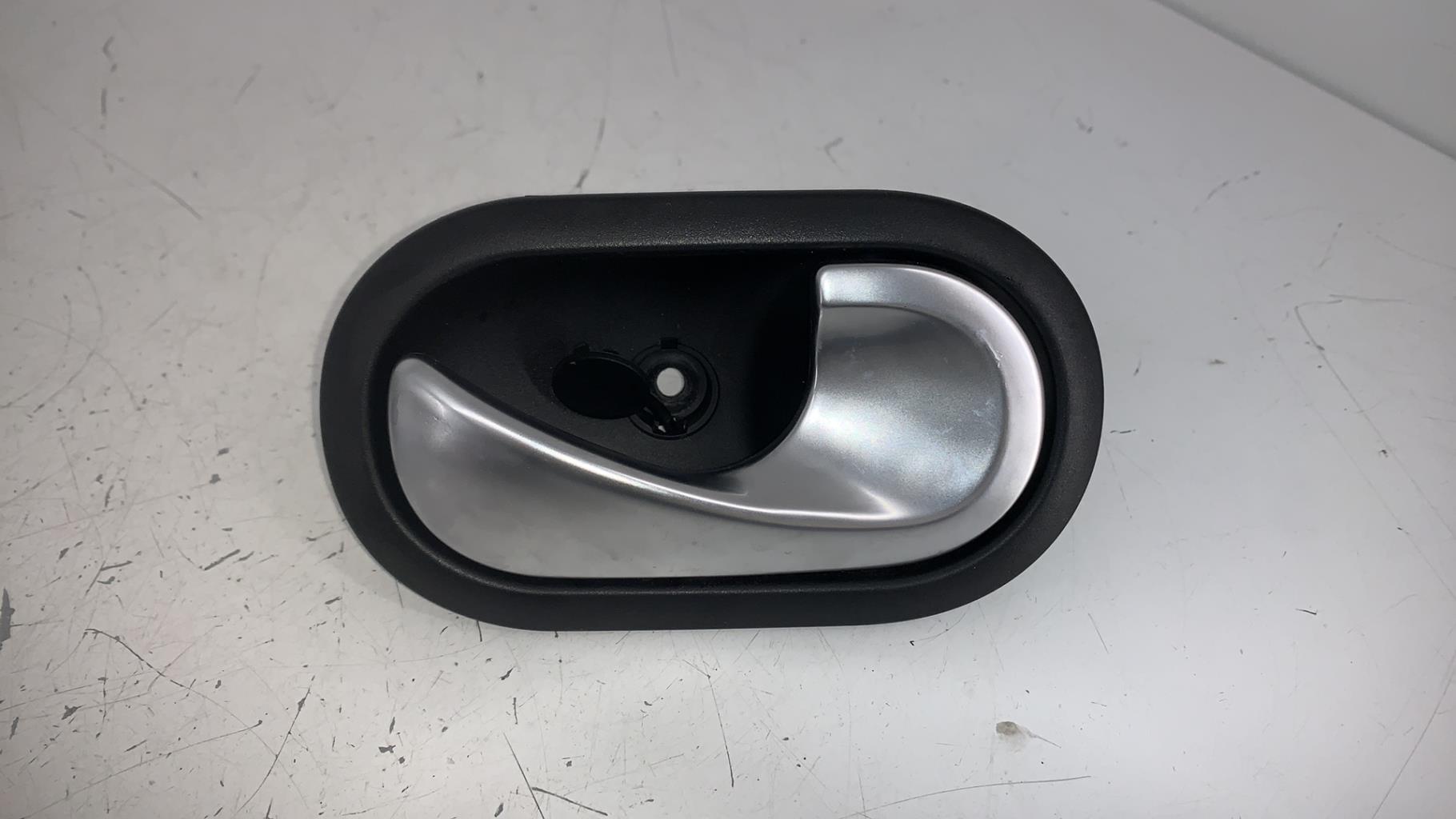 Poignee interieur avant droit RENAULT TWINGO 3 PHASE 1 Essence - 1