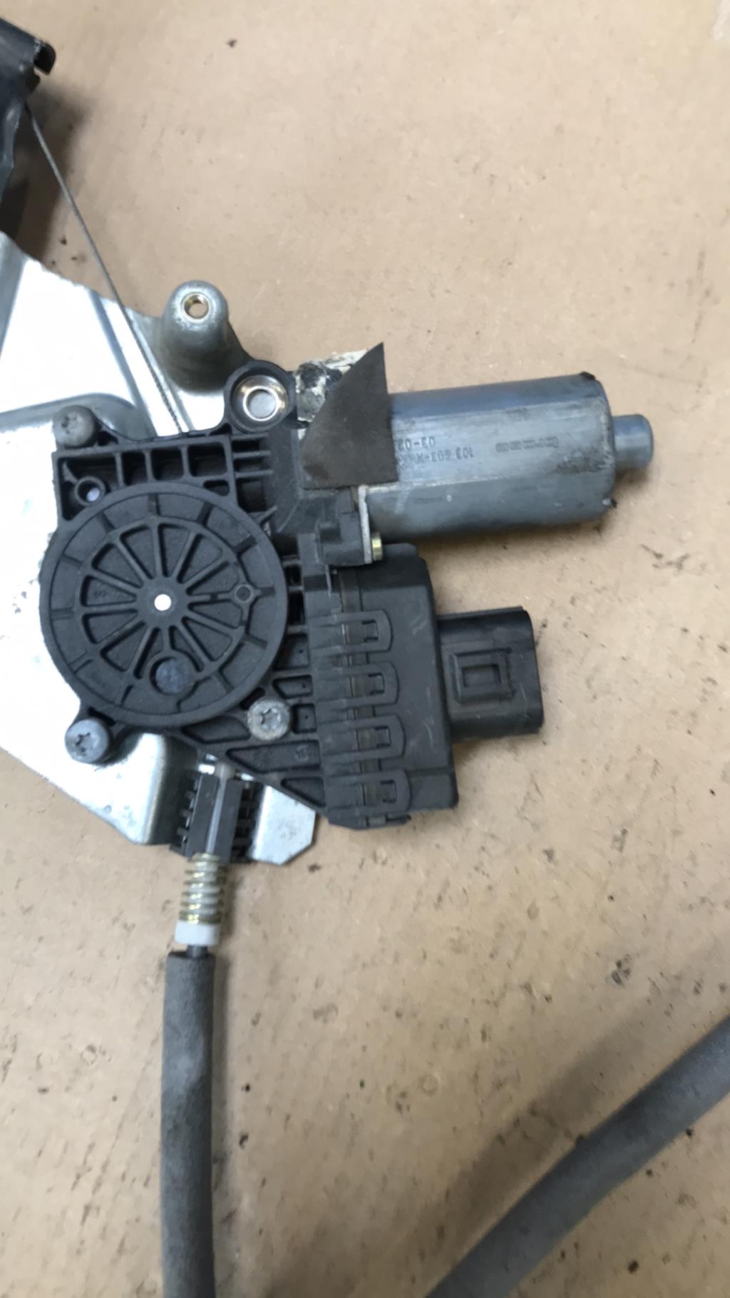 Leve vitre electrique avant gauche FORD FOCUS 1 Essence - 1