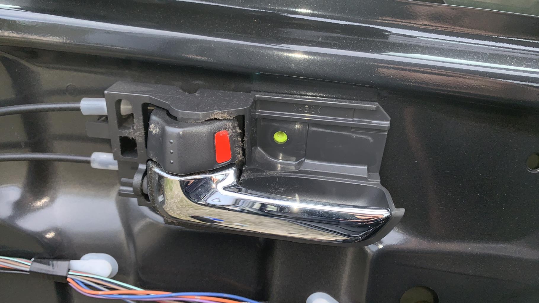 Poignee interieur avant gauche SUZUKI SWIFT 3 Essence - 1